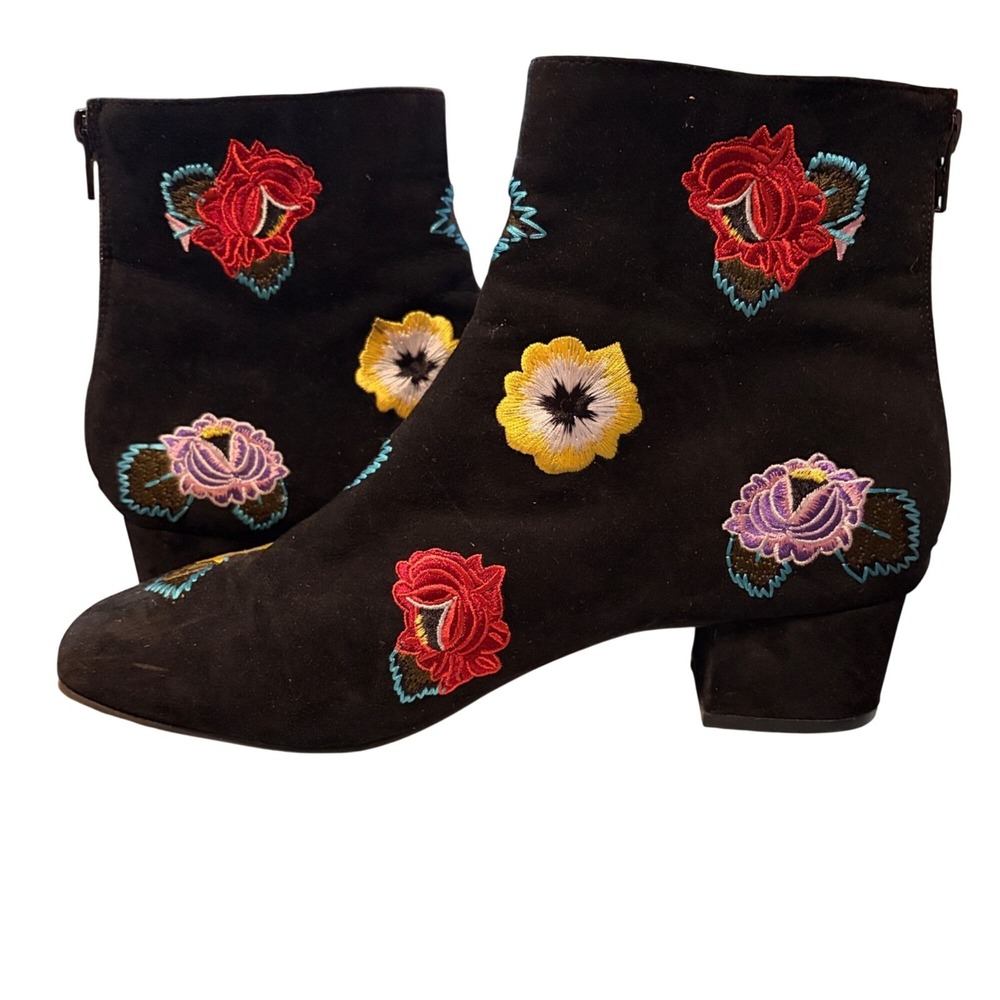 Betsey Johnson Black Velvet Floral Booties Embroidered Flowers Ankle Boots Sz 10 - Picture 5 of 8